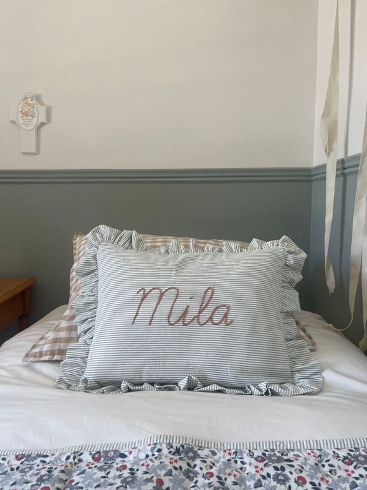 Cojín con ruffles bordado a mano – Personalizado