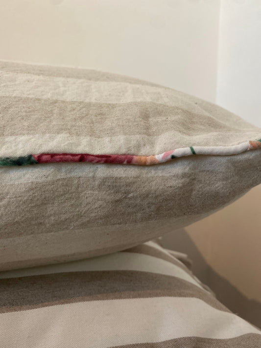 Funda cojín rayas y ribete floreado