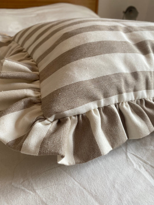 Funda cojín vuelos rayas, crema