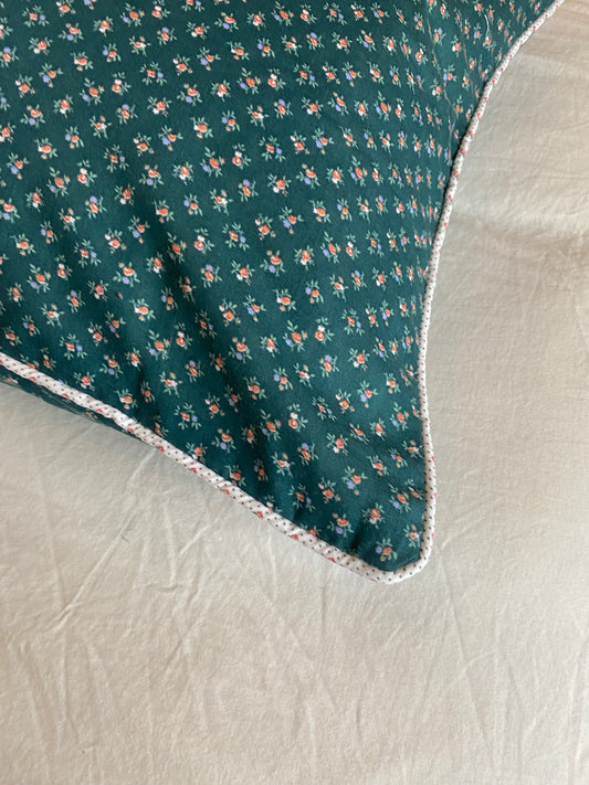 Funda cojín floral verde y ribete blanco floreado