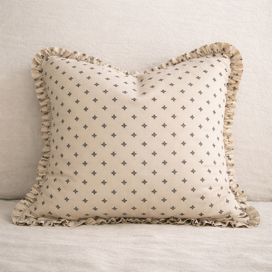 Cojín beige mini print con Ruffles