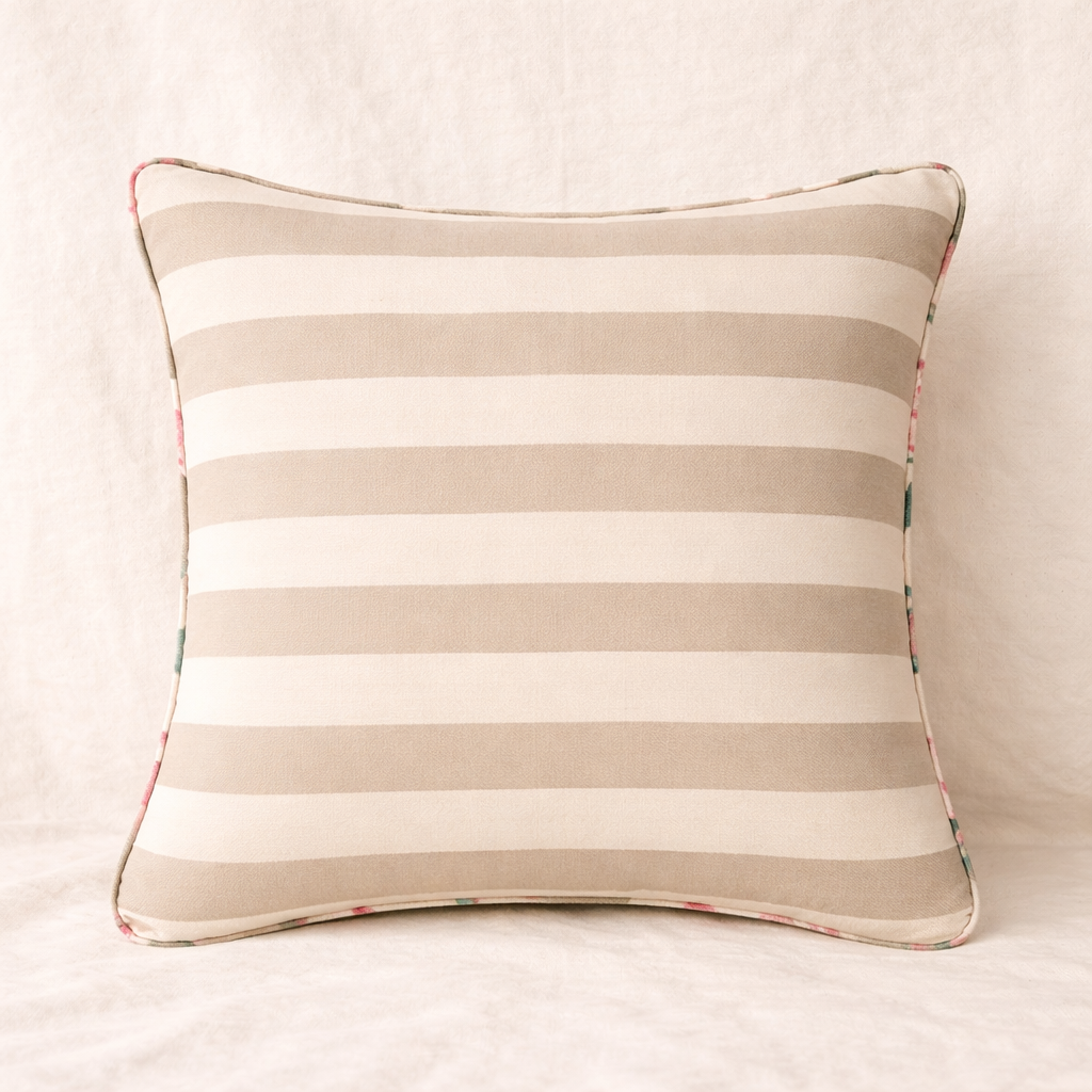Funda cojín rayas y ribete floreado