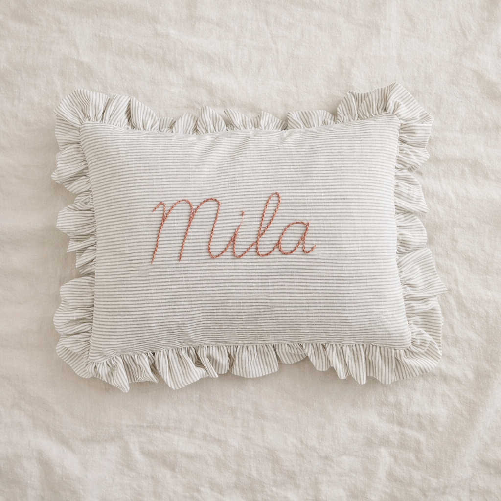 Cojín con ruffles bordado a mano – Personalizado