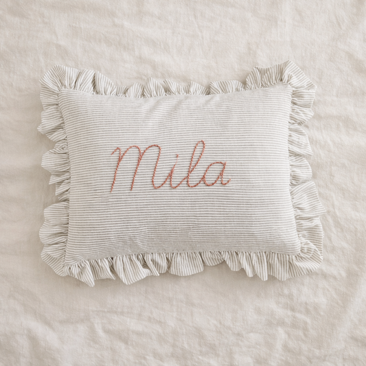 Cojín con ruffles bordado a mano – Personalizado