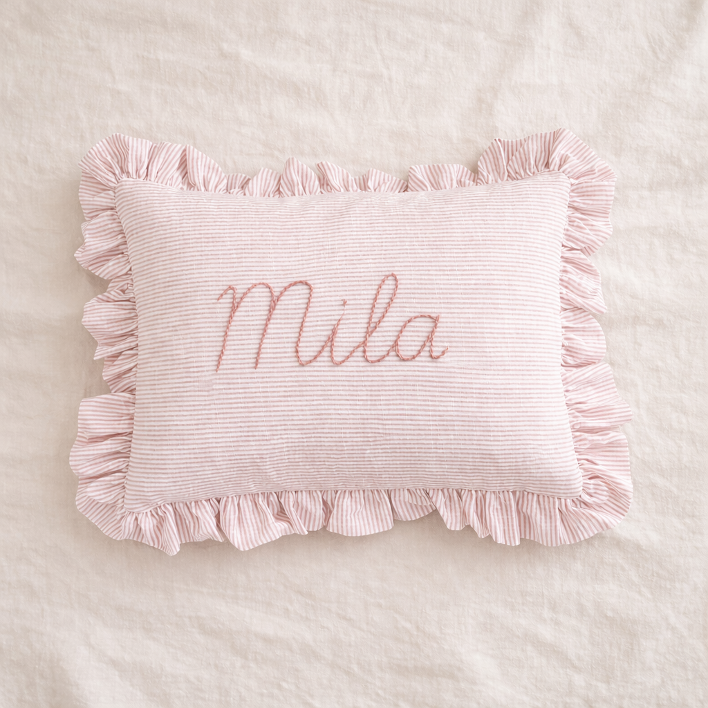 Cojín con ruffles bordado a mano – Personalizado