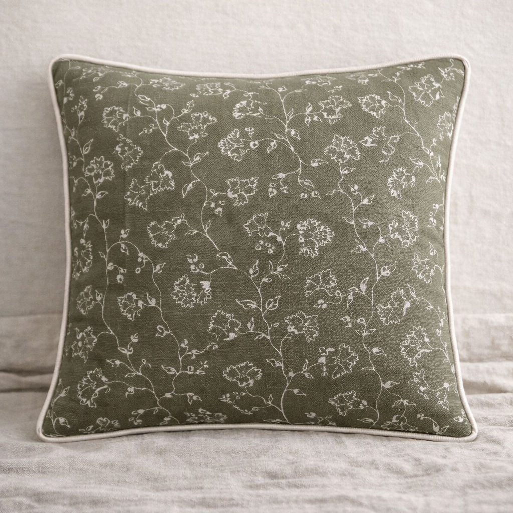 Cojín floral verde con pipping