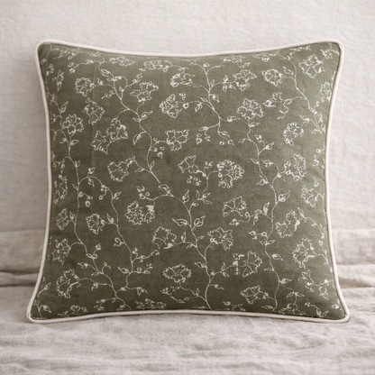 Cojín floral verde con pipping