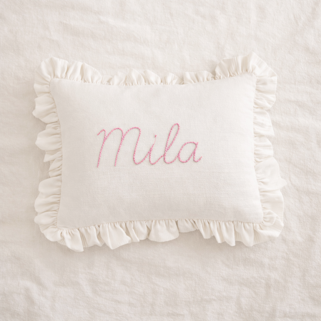 Cojín con ruffles bordado a mano – Personalizado