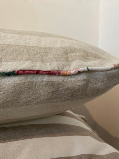 Funda cojín rayas y ribete floreado