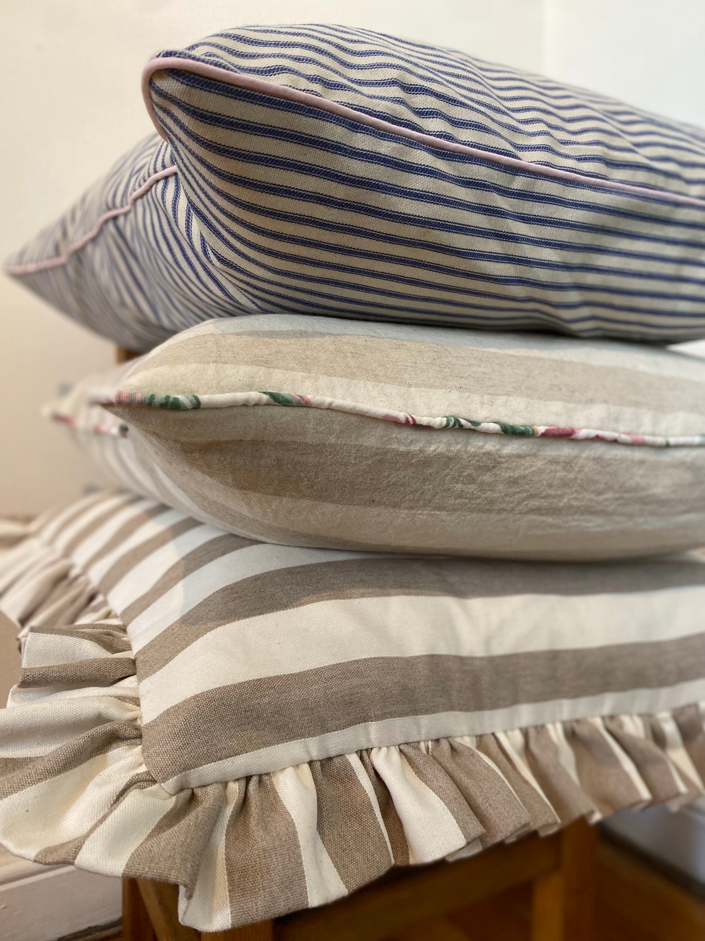 Funda cojín rayas y ribete floreado