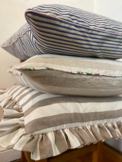 Funda cojín rayas y ribete floreado
